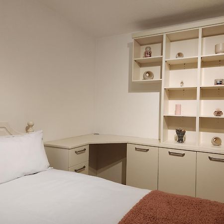 Elmdon House With 4 Spacious Bedrooms To Choose Birmingham Zewnętrze zdjęcie
