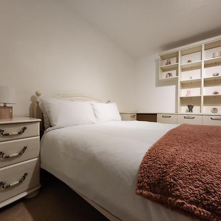 Elmdon House With 4 Spacious Bedrooms To Choose Birmingham Zewnętrze zdjęcie